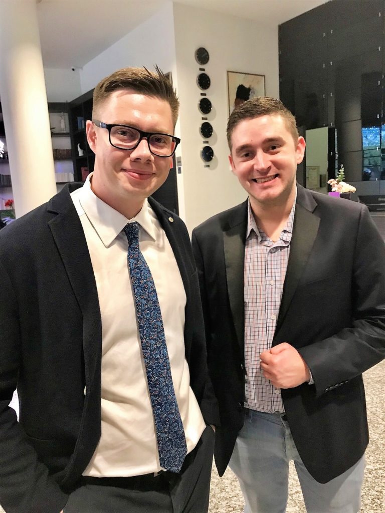 Łukasz Cichocki i Marcin Syroka na otwarciu klubu Gry MoneyGenius w Toruniu