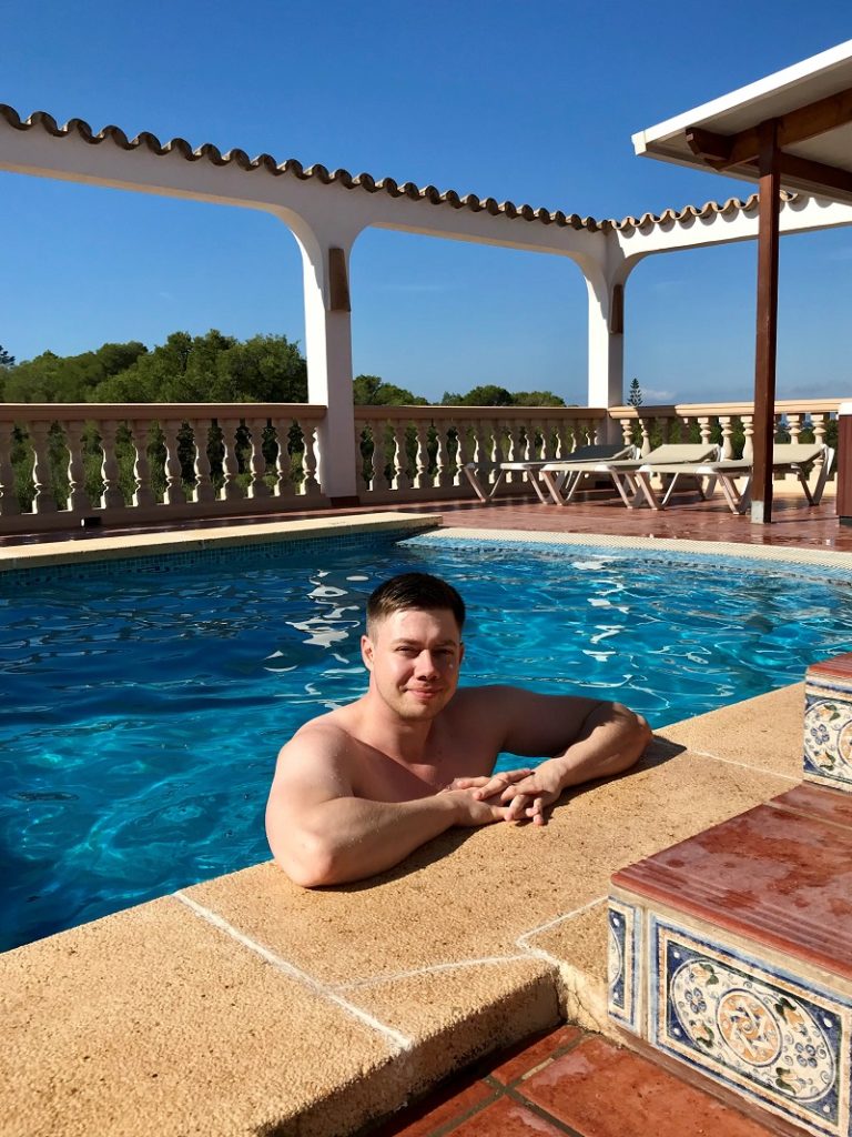 Łukasz Cichocki w willi z basenem