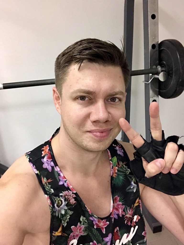 Łukasz Cichocki w domowej siłowni